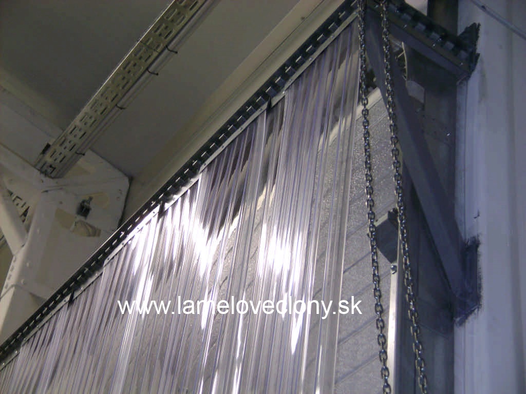 plastovy priemyselny PVC zaves - lamelova clona - pomocna konstrukcia